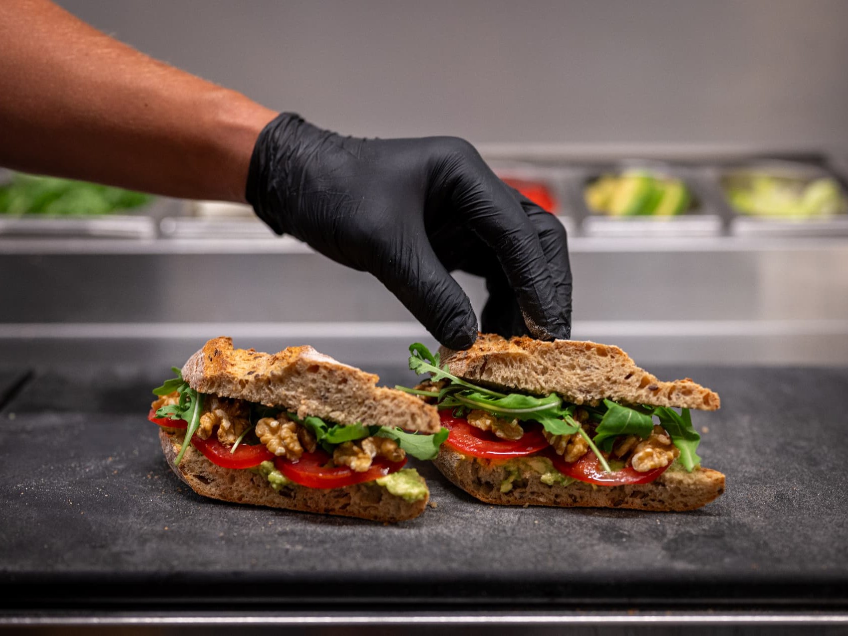 Cateringopstelling op een vergadertafel met verse broodjes, koffie en fruit